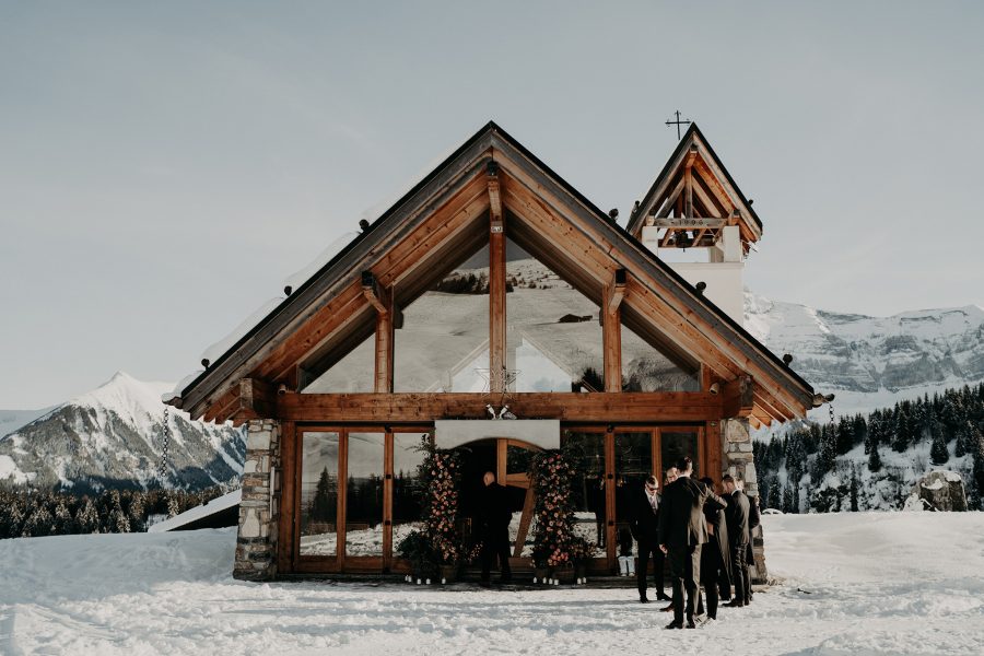 mariage suisse, switzerland wedding, wooden church with mountain view